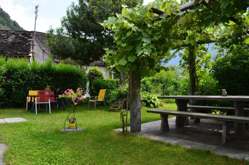 Hotel Garni Maggia Giumaglio Экстерьер фото